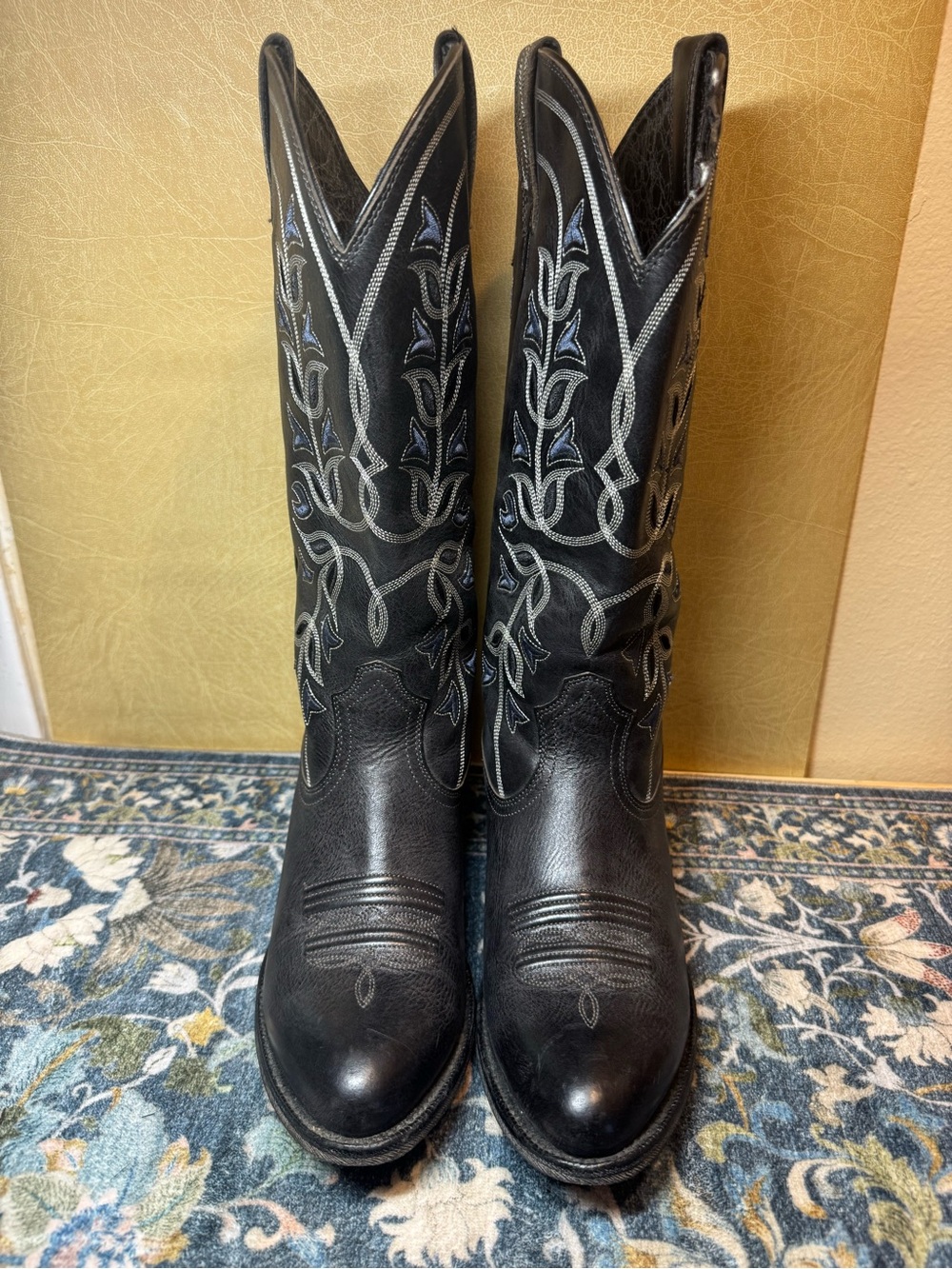 Ariat Ladies Heritage Black Leather Western Boots with white Embroidery